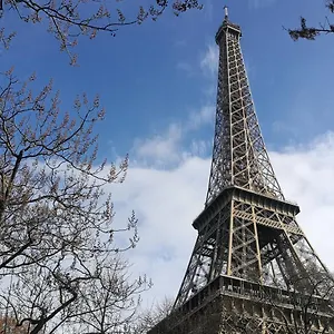 Proche De La Tour Eiffel Paris